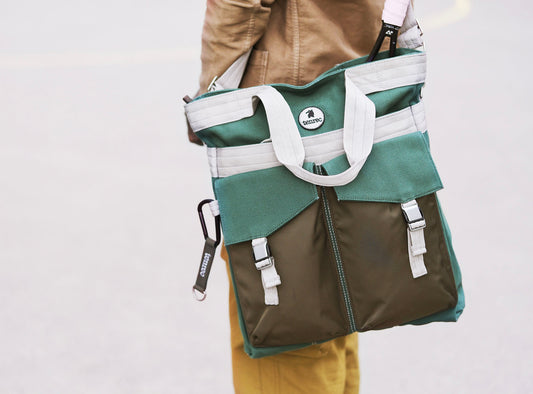 Tennis Tote in Grass